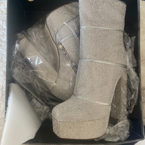 Perfect Renaissance world tour heels - Picture 1 of 8